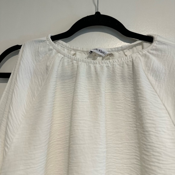 Calvin Klein Women's Medium Cold Shoulder White Blouse. Crushed Textured Fabric. - Picture 9 of 10